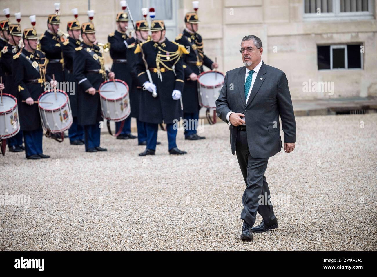 Paris, Frankreich. Februar 2024. Der französische Präsident Emmanuel Macron begrüßt Guatemalas Präsidenten Bernardo Arevalo vor einem Treffen im Elysee-Palast in Paris am 19. Februar 2024. Foto: Eliot Blondet/ABACAPRESS.COM Credit: Abaca Press/Alamy Live News Stockfoto