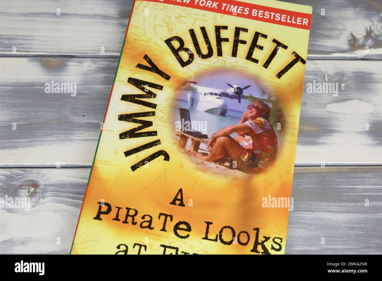 Viersen, Deutschland - 9. Januar. 2024: Closeup des Jimmy Buffett Buchcover A Pirate Look at Fifty Stockfoto
