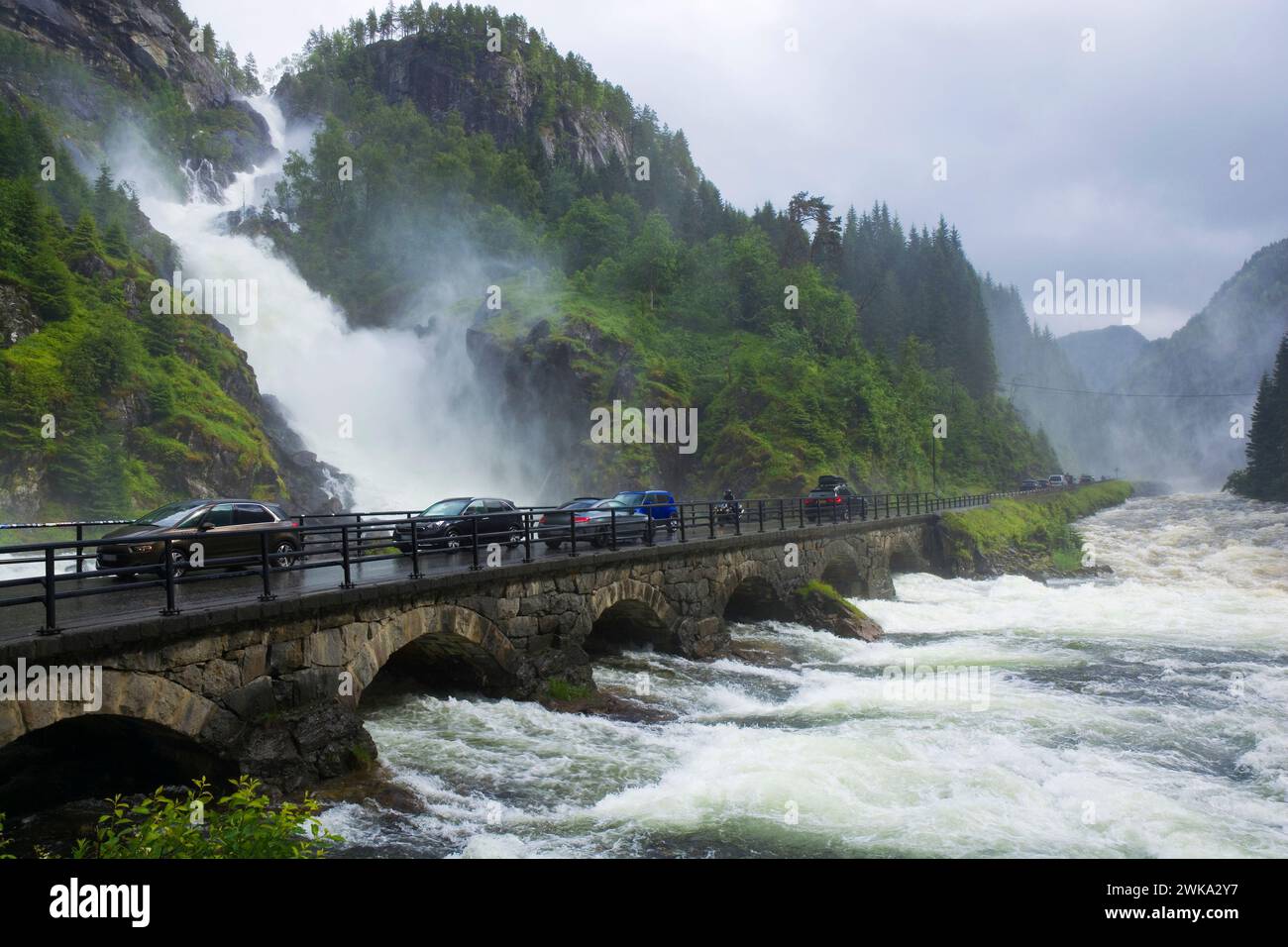 Autos auf der Brücke am Zwillingswasserfall Latefossen im Odda-Tal, Norwegen Stockfoto