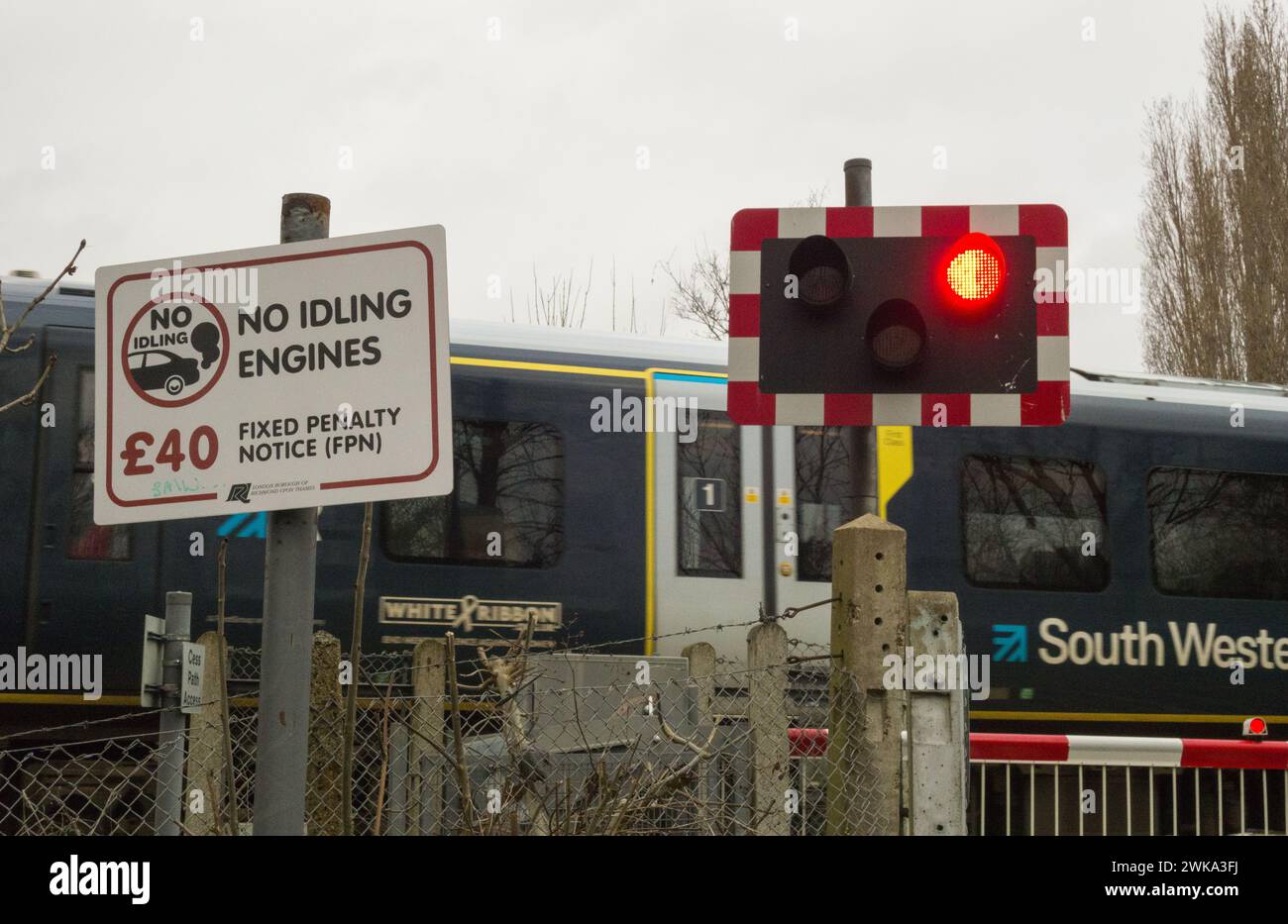 Keine Motoren im Leerlauf sind mit einem Strafbescheid an einem Bahnübergang in London, England, Großbritannien gekennzeichnet Stockfoto