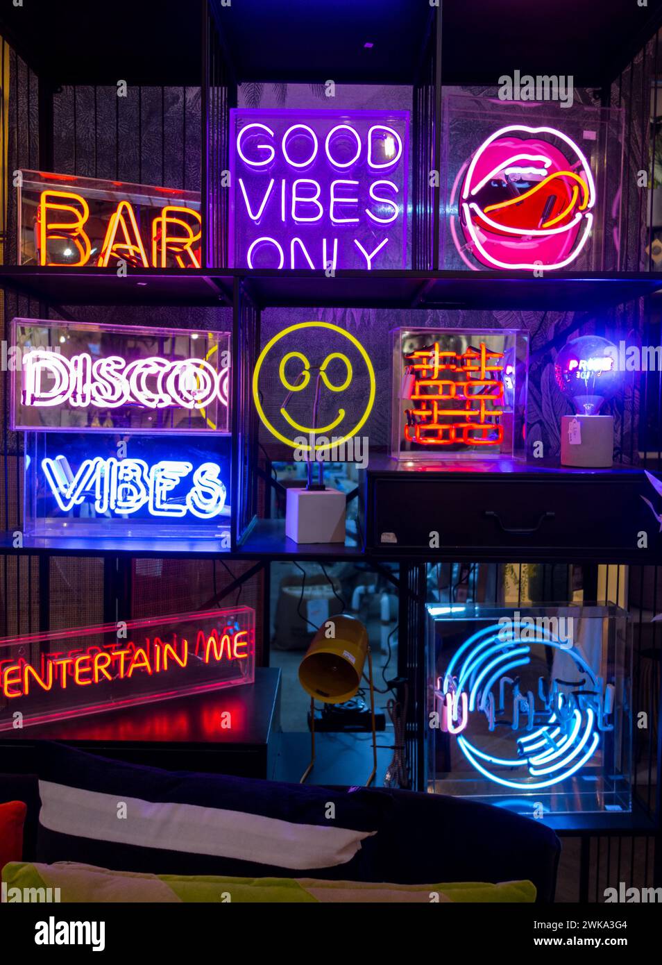 Nahaufnahme farbenfroher Neonschilder im Mrs Robinson Shop in Crystal Palace, London, England, Großbritannien Stockfoto