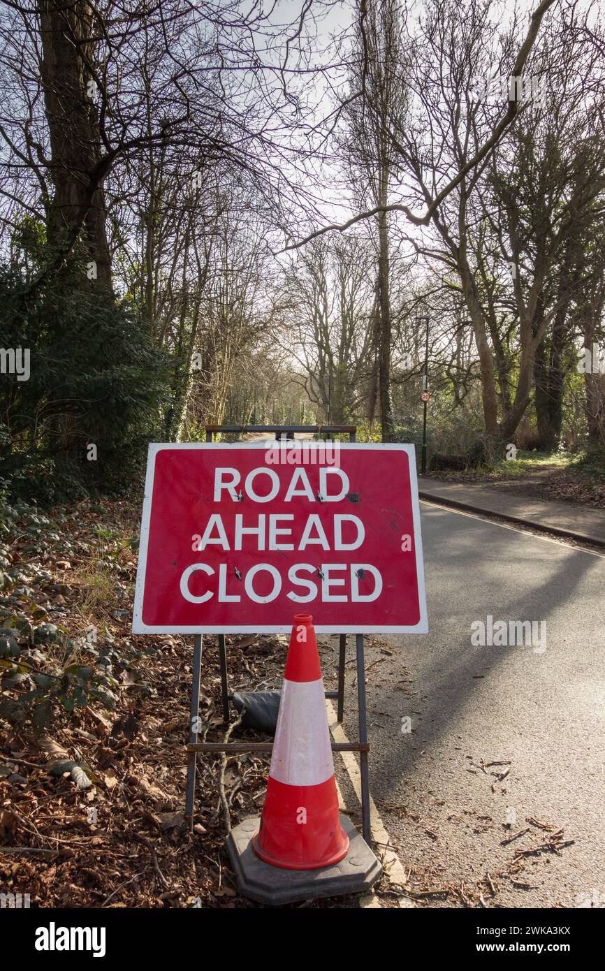 Road Ahead Closed Signage, Station Road, Barnes, South West London, SW13, England, Großbritannien Stockfoto