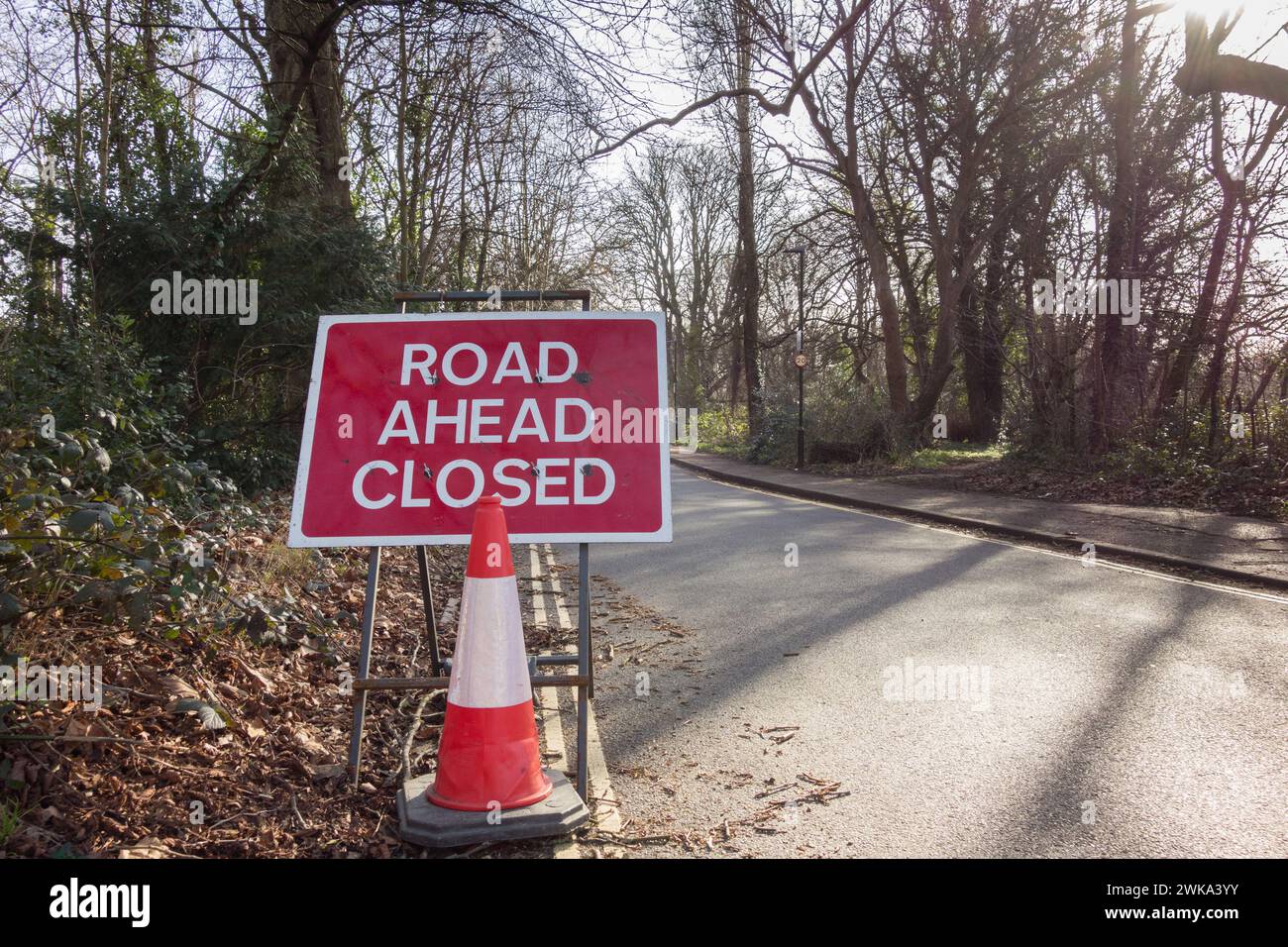 Road Ahead Closed Signage, Station Road, Barnes, South West London, SW13, England, Großbritannien Stockfoto