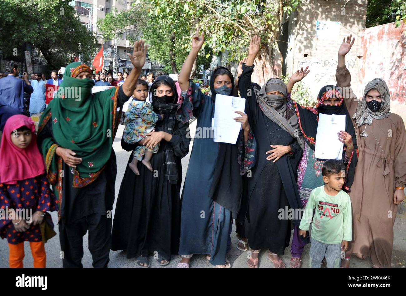 Die Bewohner der Shah Latif-Kolonie halten am Montag, den 19. Februar 2024, im Pressesaal von Hyderabad eine Protestdemonstration gegen die hohe Handedness einflussreicher Menschen ab. Stockfoto