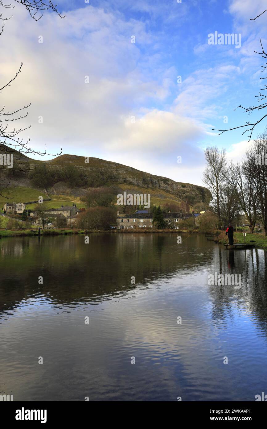 Blick auf Kilnsey Crag, eine riesige überhängende Kalksteinklippe in Upper Wharfedale, Yorkshire Dales National Park, England, Großbritannien Stockfoto