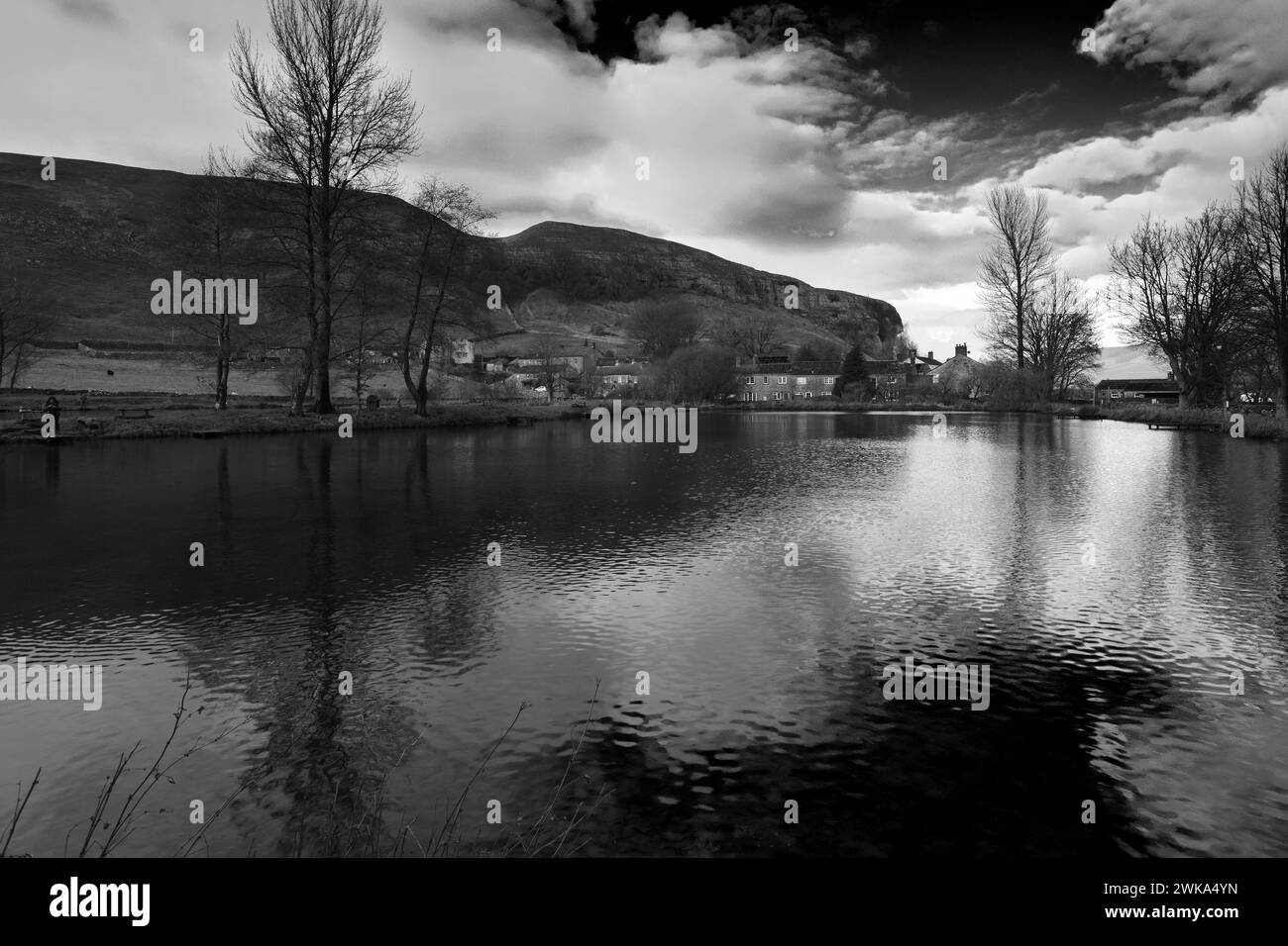 Blick auf Kilnsey Crag, eine riesige überhängende Kalksteinklippe in Upper Wharfedale, Yorkshire Dales National Park, England, Großbritannien Stockfoto
