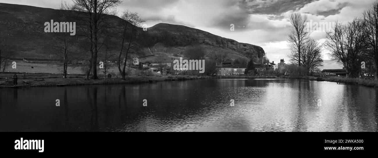 Blick auf Kilnsey Crag, eine riesige überhängende Kalksteinklippe in Upper Wharfedale, Yorkshire Dales National Park, England, Großbritannien Stockfoto