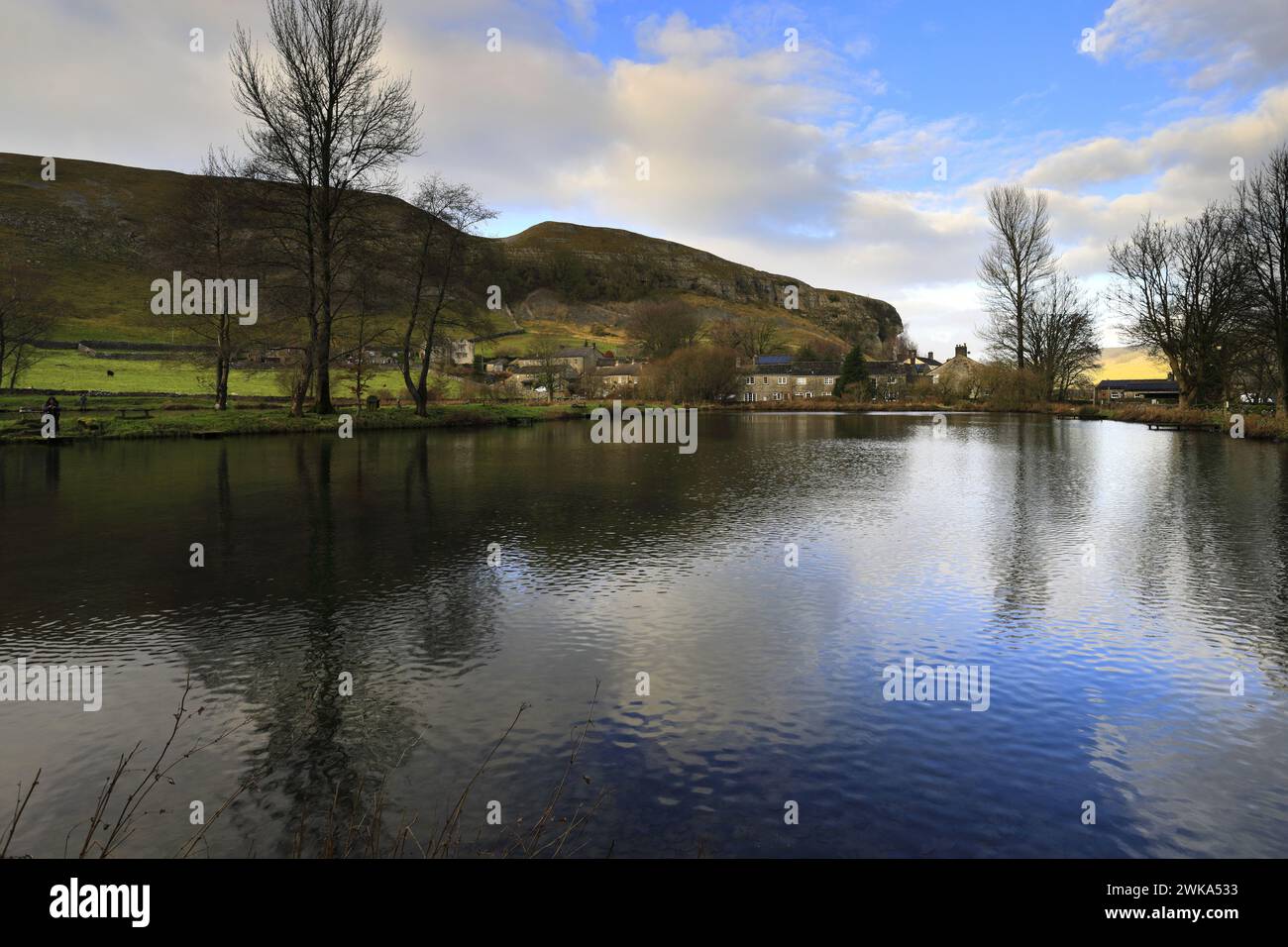 Blick auf Kilnsey Crag, eine riesige überhängende Kalksteinklippe in Upper Wharfedale, Yorkshire Dales National Park, England, Großbritannien Stockfoto