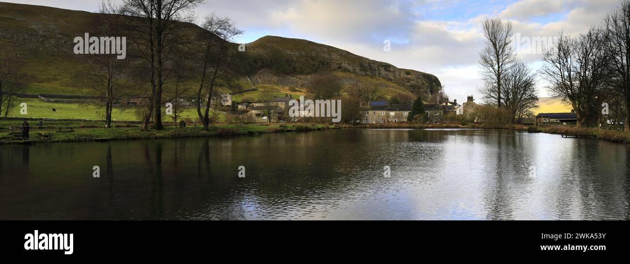 Blick auf Kilnsey Crag, eine riesige überhängende Kalksteinklippe in Upper Wharfedale, Yorkshire Dales National Park, England, Großbritannien Stockfoto