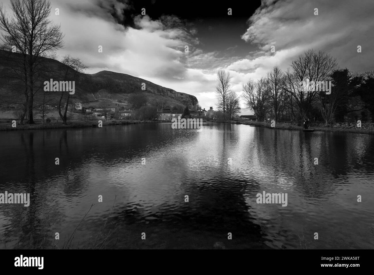 Blick auf Kilnsey Crag, eine riesige überhängende Kalksteinklippe in Upper Wharfedale, Yorkshire Dales National Park, England, Großbritannien Stockfoto