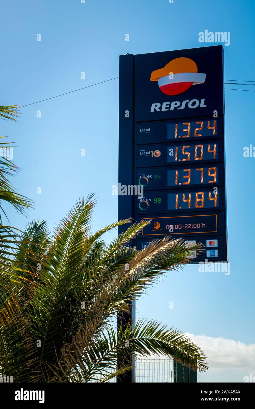 Puerto Del Rosario, Spanien, 16. Februar 2024: Anzeige der Kraftstoffpreise für die Repsol-Tankstelle Stockfoto