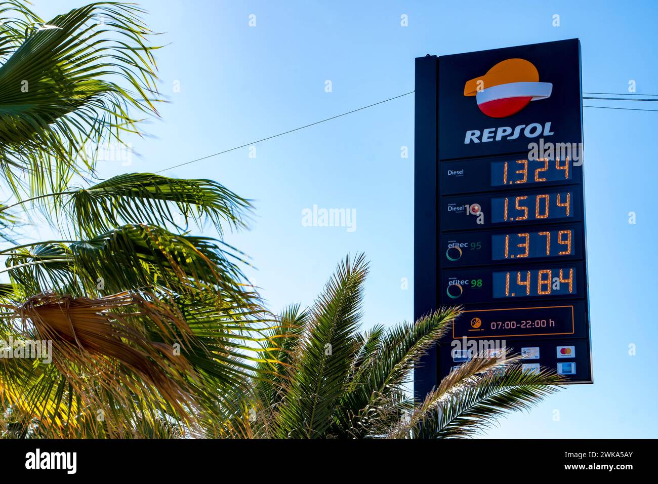 Puerto Del Rosario, Spanien, 16. Februar 2024: Anzeige der Kraftstoffpreise für die Repsol-Tankstelle Stockfoto