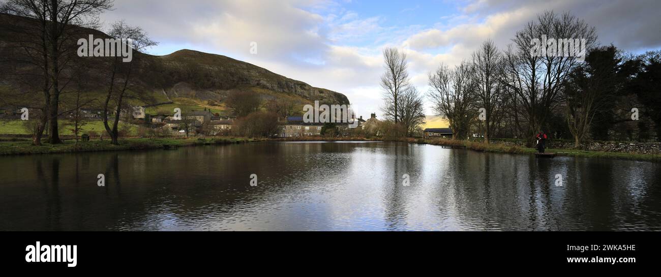 Blick auf Kilnsey Crag, eine riesige überhängende Kalksteinklippe in Upper Wharfedale, Yorkshire Dales National Park, England, Großbritannien Stockfoto