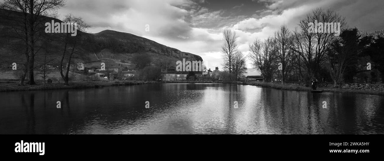 Blick auf Kilnsey Crag, eine riesige überhängende Kalksteinklippe in Upper Wharfedale, Yorkshire Dales National Park, England, Großbritannien Stockfoto