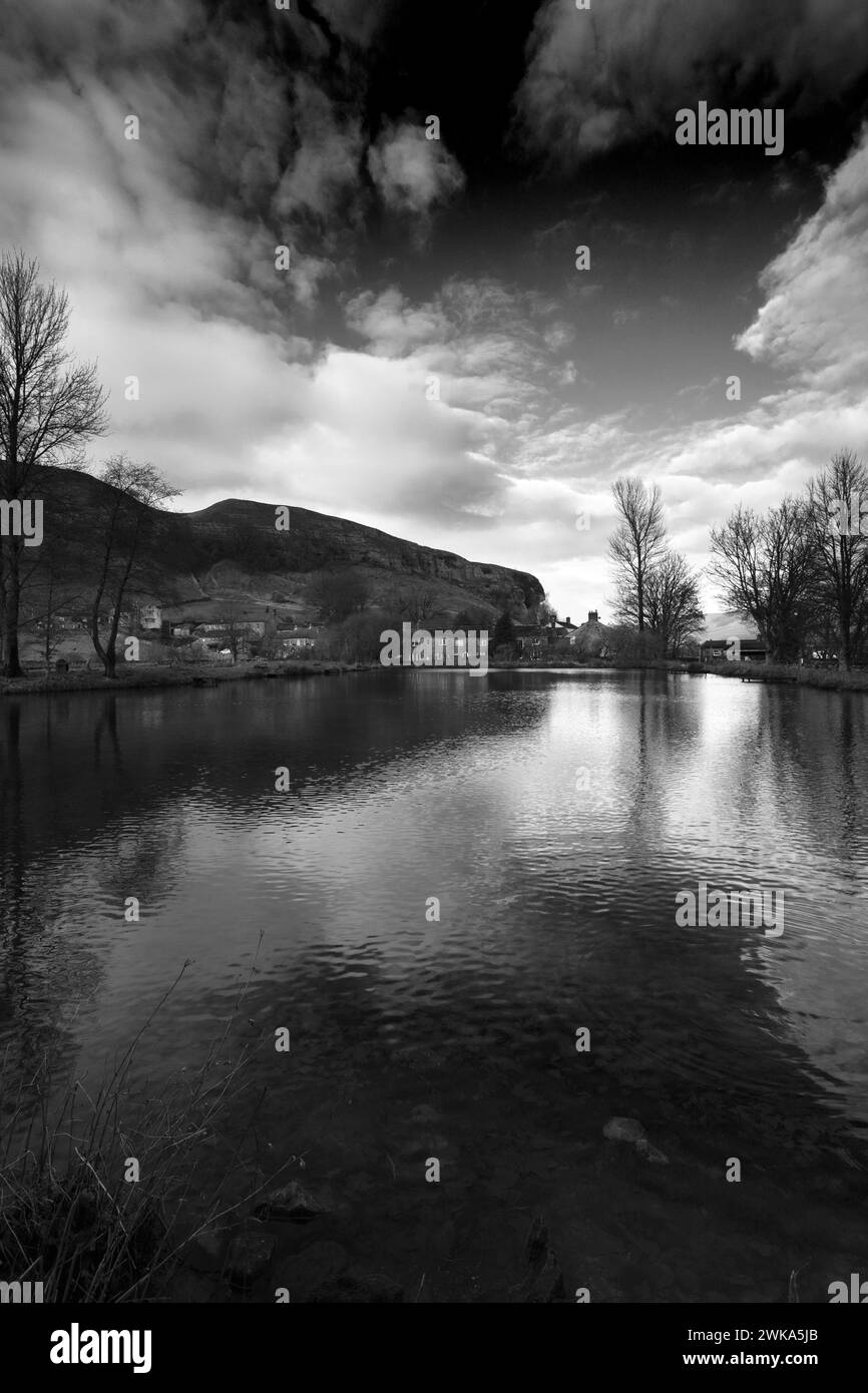 Blick auf Kilnsey Crag, eine riesige überhängende Kalksteinklippe in Upper Wharfedale, Yorkshire Dales National Park, England, Großbritannien Stockfoto