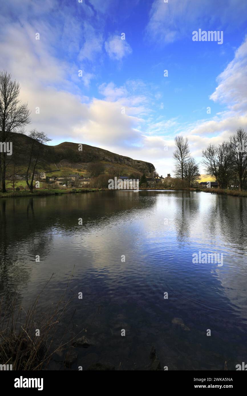 Blick auf Kilnsey Crag, eine riesige überhängende Kalksteinklippe in Upper Wharfedale, Yorkshire Dales National Park, England, Großbritannien Stockfoto