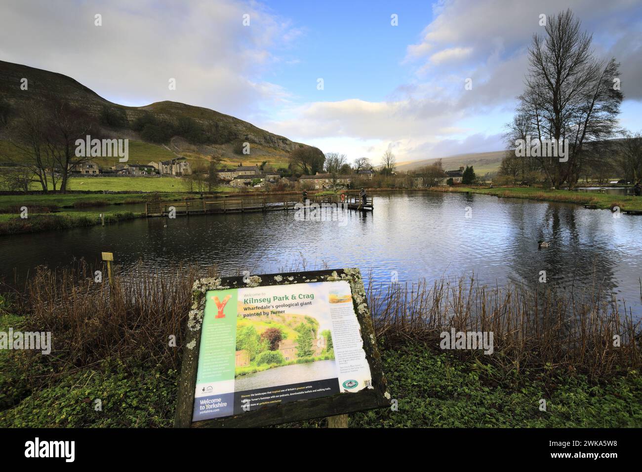 Blick auf Kilnsey Crag, eine riesige überhängende Kalksteinklippe in Upper Wharfedale, Yorkshire Dales National Park, England, Großbritannien Stockfoto