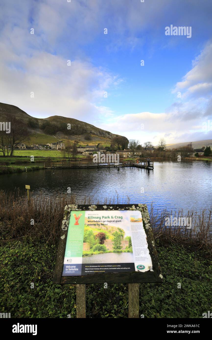 Blick auf Kilnsey Crag, eine riesige überhängende Kalksteinklippe in Upper Wharfedale, Yorkshire Dales National Park, England, Großbritannien Stockfoto