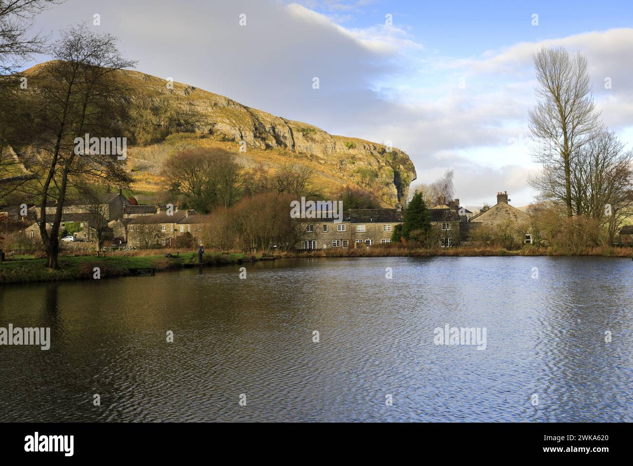 Blick auf Kilnsey Crag, eine riesige überhängende Kalksteinklippe in Upper Wharfedale, Yorkshire Dales National Park, England, Großbritannien Stockfoto