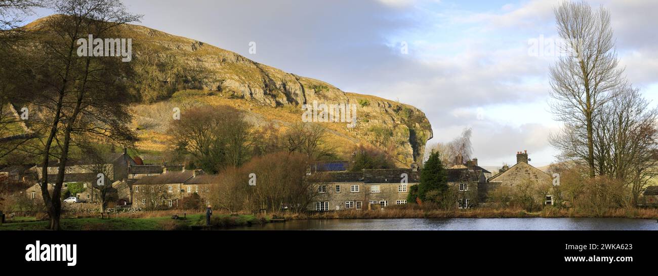 Blick auf Kilnsey Crag, eine riesige überhängende Kalksteinklippe in Upper Wharfedale, Yorkshire Dales National Park, England, Großbritannien Stockfoto