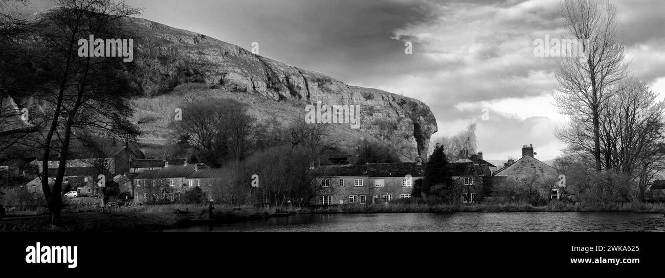 Blick auf Kilnsey Crag, eine riesige überhängende Kalksteinklippe in Upper Wharfedale, Yorkshire Dales National Park, England, Großbritannien Stockfoto