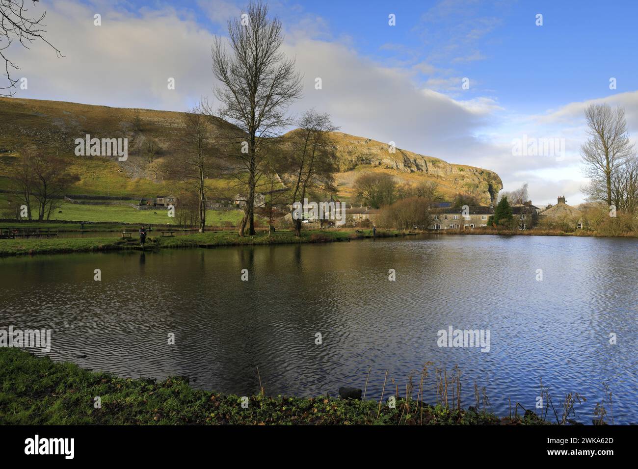 Blick auf Kilnsey Crag, eine riesige überhängende Kalksteinklippe in Upper Wharfedale, Yorkshire Dales National Park, England, Großbritannien Stockfoto