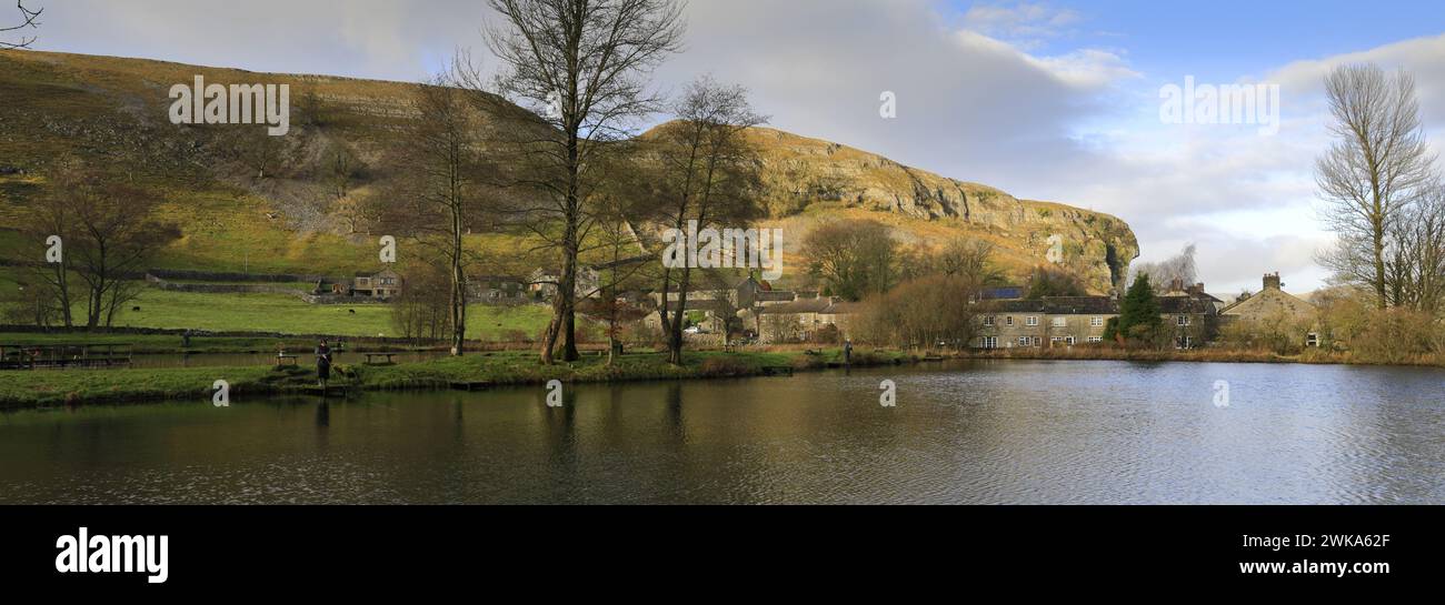 Blick auf Kilnsey Crag, eine riesige überhängende Kalksteinklippe in Upper Wharfedale, Yorkshire Dales National Park, England, Großbritannien Stockfoto