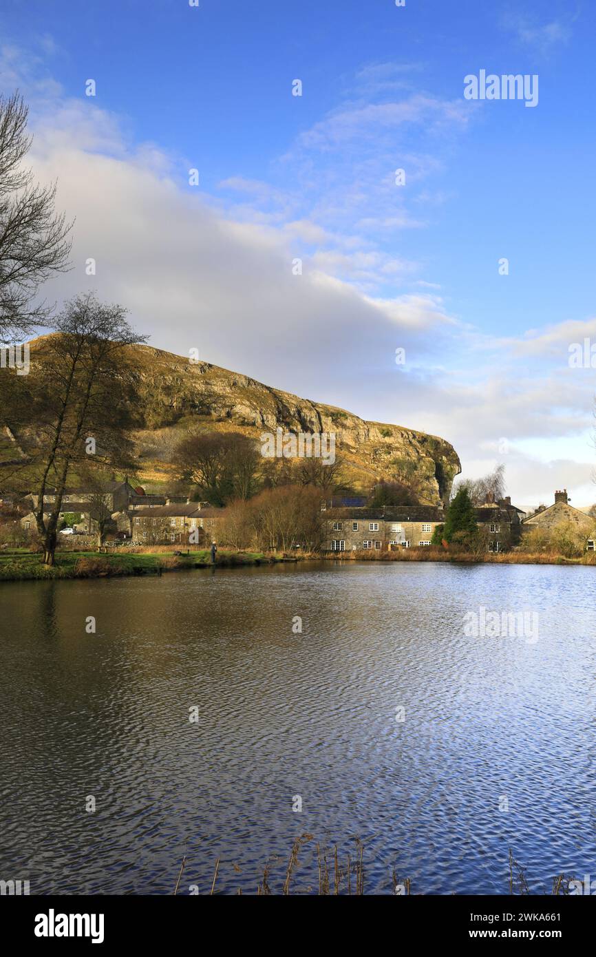 Blick auf Kilnsey Crag, eine riesige überhängende Kalksteinklippe in Upper Wharfedale, Yorkshire Dales National Park, England, Großbritannien Stockfoto