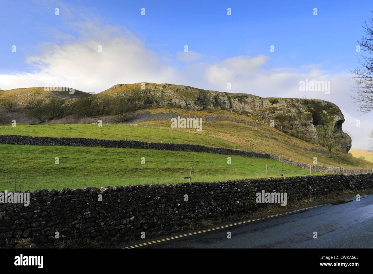 Blick auf Kilnsey Crag, eine riesige überhängende Kalksteinklippe in Upper Wharfedale, Yorkshire Dales National Park, England, Großbritannien Stockfoto
