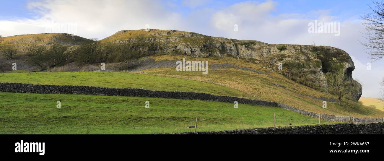 Blick auf Kilnsey Crag, eine riesige überhängende Kalksteinklippe in Upper Wharfedale, Yorkshire Dales National Park, England, Großbritannien Stockfoto