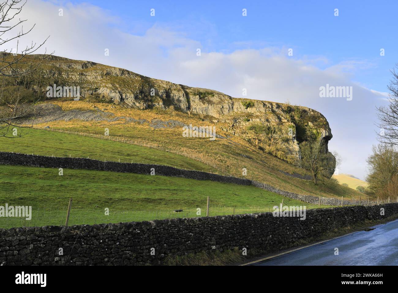 Blick auf Kilnsey Crag, eine riesige überhängende Kalksteinklippe in Upper Wharfedale, Yorkshire Dales National Park, England, Großbritannien Stockfoto