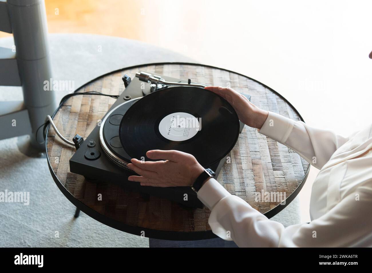 Wiedergabe von Vinyl auf einem Plattenspieler Stockfoto