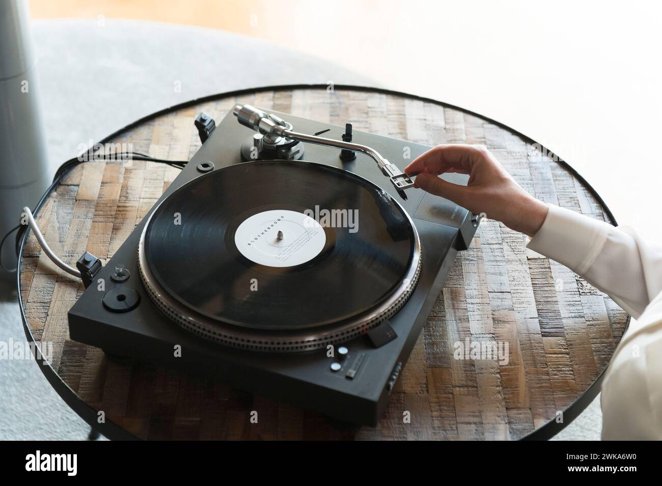 Wiedergabe von Vinyl auf einem Plattenspieler Stockfoto