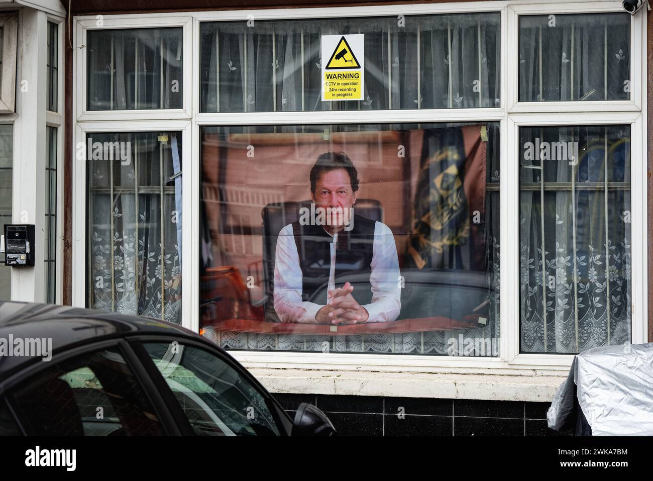 Ein großes Poster des inhaftierten pakistanischen Politikers Imran Khan in einem Vorstadtfenster in Southall Wets London England Stockfoto