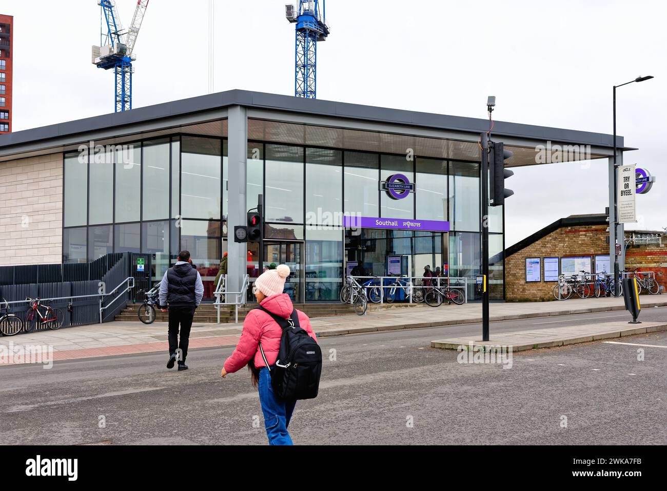 Der neu renovierte Southall Hauptbahnbahnhof an der South Road, West London England Großbritannien Stockfoto