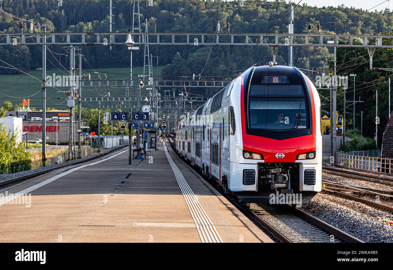 Ein neuer IR-Dosto fährt von Zürich nach Schaffhausen. Auf der Durchfahrt beim Zürcher Bahnhof Hüntwangen-Wil. Der Interregio ist er seit wenigen Tag Stockfoto