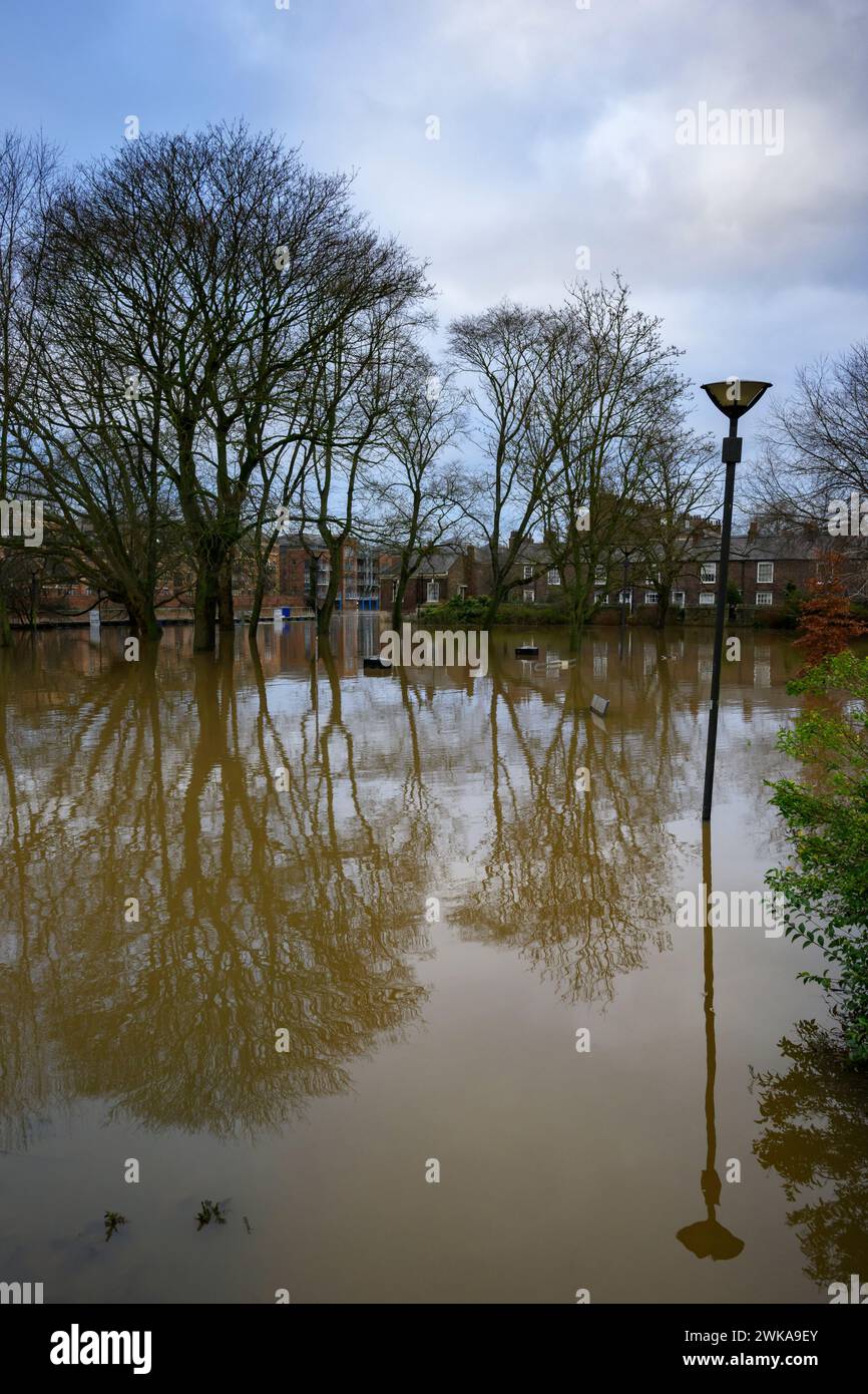 River Ouse platzte seine Ufer und überschwemmte nach starkem Regen (Flussufer unter Hochwasser getaucht, Park überschwemmt) - York, North Yorkshire, England, Großbritannien. Stockfoto