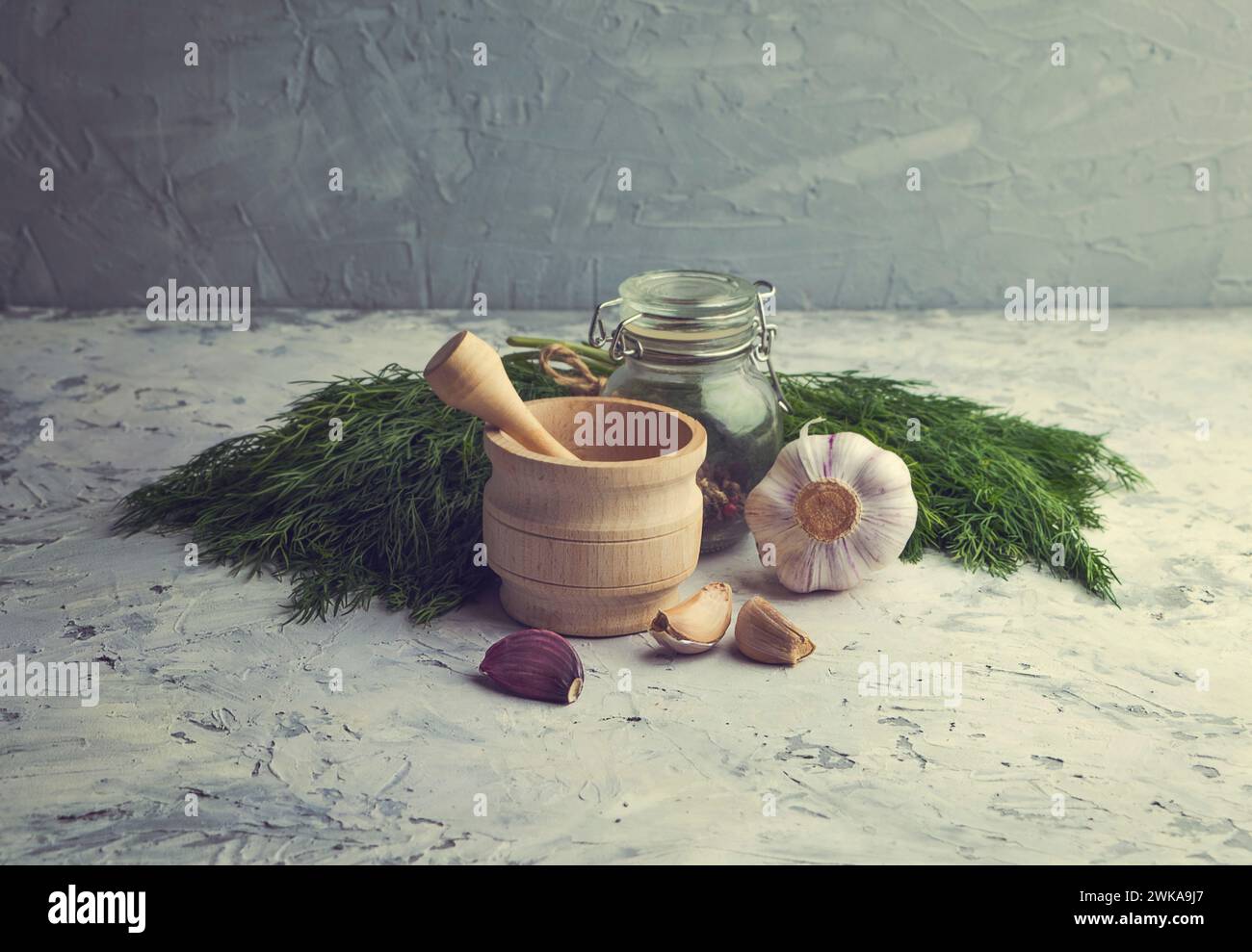 Frische grüne Petersilie, Knoblauch, Gewürze und Dill. Kreative Lebensmittel Hintergrund, Salatgrün, Kräuter, vegane Bio gesunde Lebensmittel, Vitamin. Kochzutat. Stockfoto