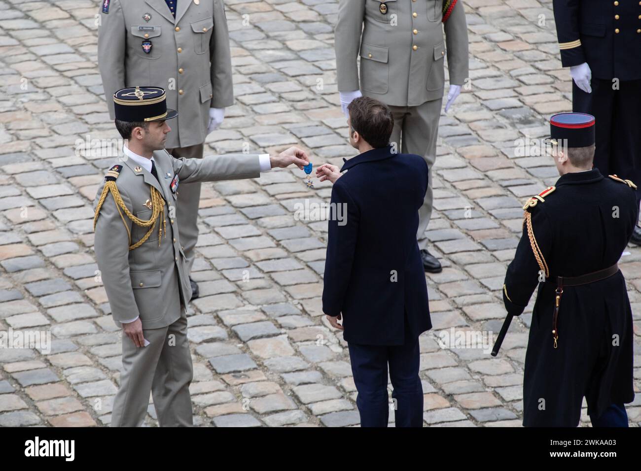 Paris, Frankreich, Montag, 19. Februar 2024, Zeremonie des Waffenaufbaus unter dem Vorsitz des französischen Präsidenten Emmanuel Macron im Hotel National des Invalides und Präsentation der Dekorationen, Credit Francois Loock / Alamy Live News Stockfoto