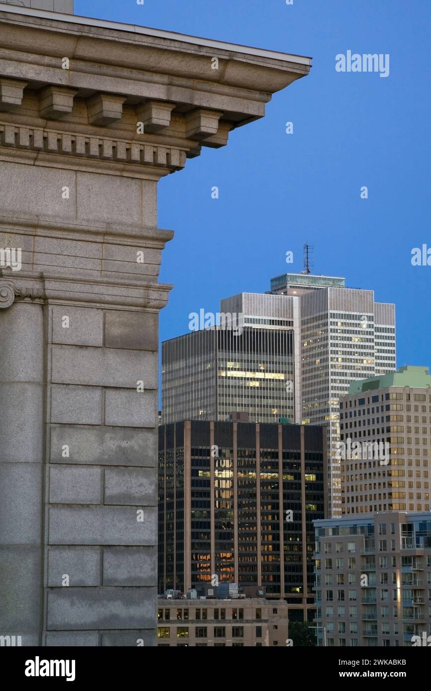 Gebäude der Bank of Montreal im neoklassizistischen Stil und moderne Bürogebäude mit noch offenen Lichtern bei Sonnenaufgang, Montreal, Quebec, Kanada. Stockfoto