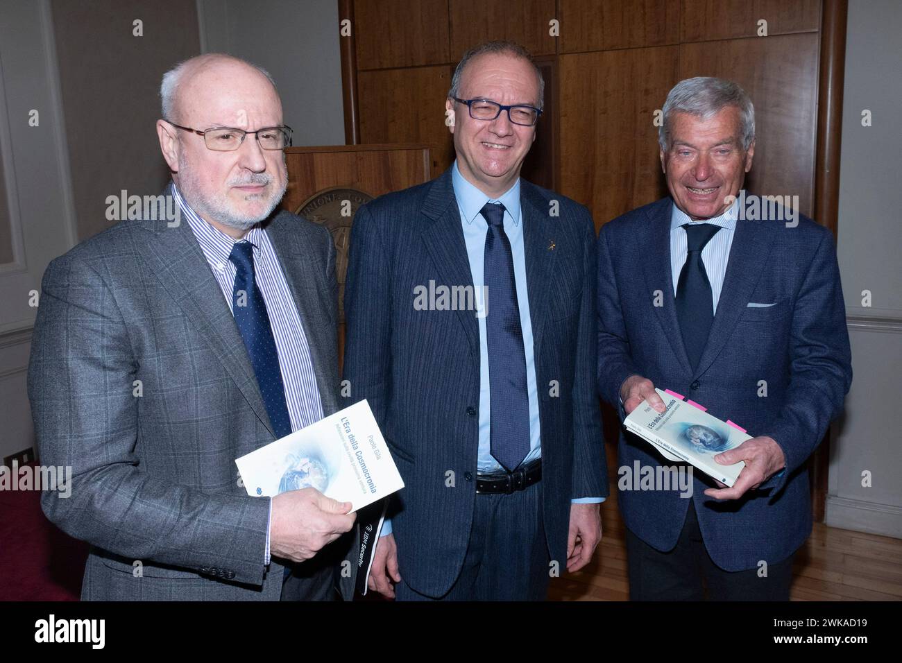 Mailand, Italien. Februar 2024. Foto Alessandro Cimma/LaPresse 19-02-2024 Milano, Italia.Palazzo Bovara. Evento „Coscienza Umana e Intelligenza Artificiale“. Apre i lavori il presidente Confcommercio Carlo Sangalli, con ministro all'Istruzione e al Merito Giuseppe Valditara. Giuseppe Valditara, Carlo Sangalli, Paolo Gila Credit: LaPresse/Alamy Live News Stockfoto