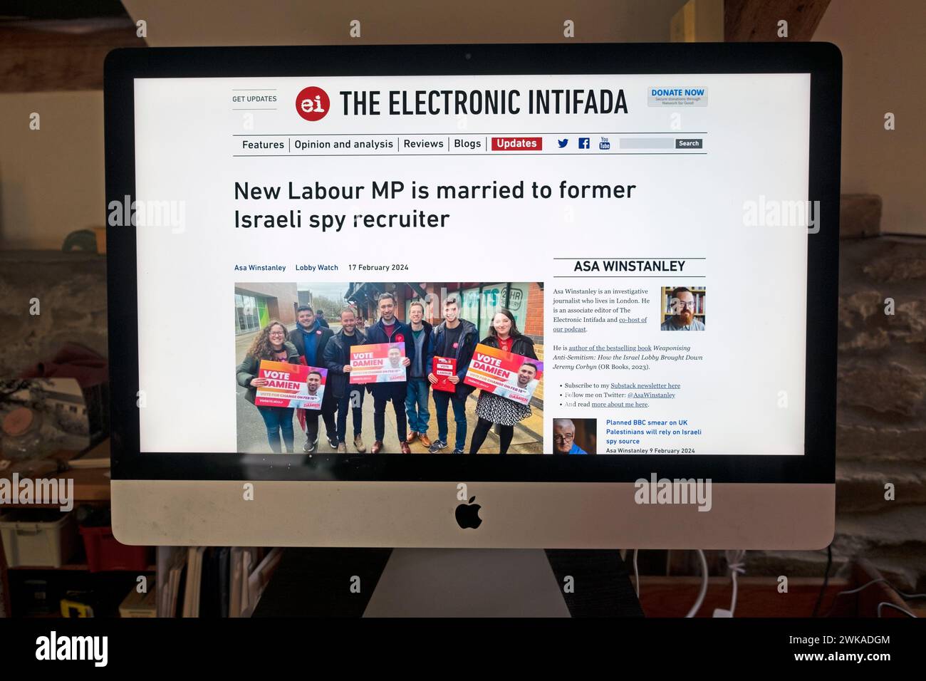 "Das neue Labour-Parlamentsmitglied ist mit dem ehemaligen israelischen Spionageanwerber verheiratet"-Schlagzeile auf dem Bildschirm der Electronic Intifada-Website Damien Egan Labour, artikel über die Nachwahl Stockfoto