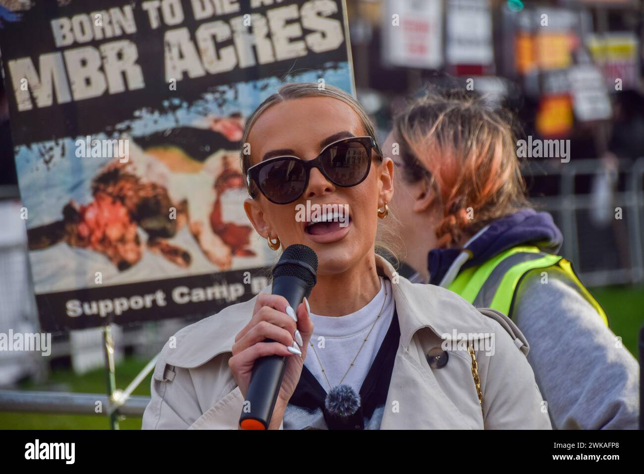 London, Großbritannien. Februar 2024. Faye Winter, der Star von Love Island, hält eine Rede bei der Proteste gegen Tierversuche vor dem Parlament. Camp Beagle und verschiedene Tierschutzaktivisten veranstalteten eine Demonstration, während Parlamentsmitglieder Tierversuche diskutieren. Quelle: Vuk Valcic/Alamy Live News Stockfoto