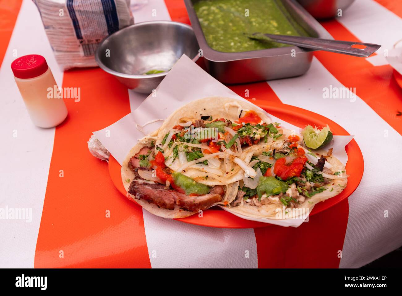 Lassen Sie sich von den geschmackvollen Köstlichkeiten der Street Food-Szene in Mexiko City verwöhnen, wo jeder Taco eine herzhafte Note authentischer mexikanischer Küche bietet Stockfoto