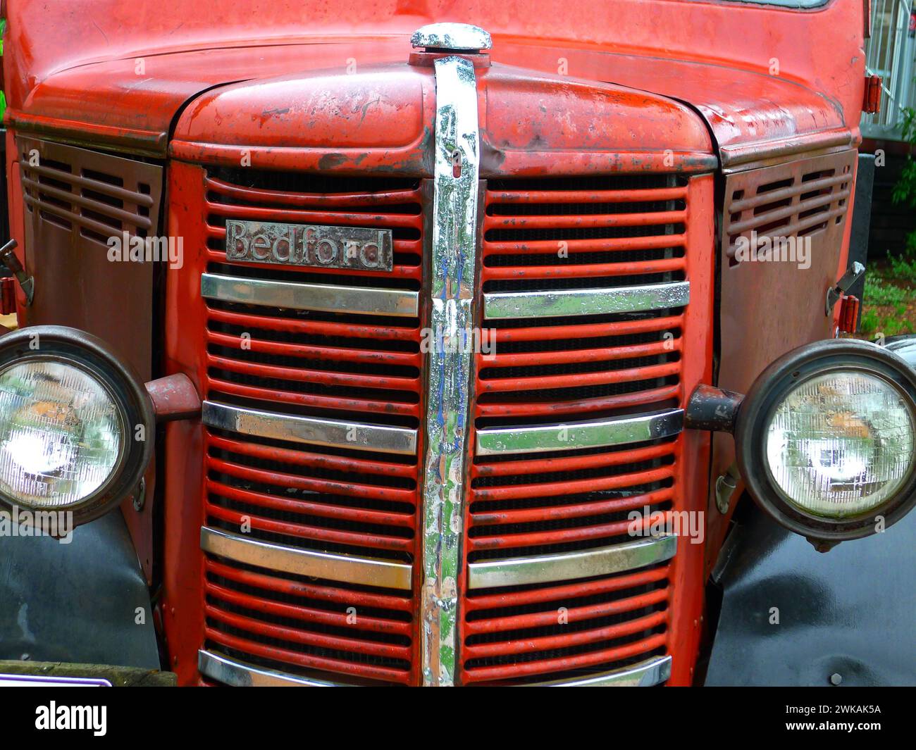 Camden, NSW, Australien – 15. Januar 24: Alter roter Bedford-Landwirtschaftswagen mit schönen Retro-Elementen wie Kühlergrill und Scheinwerfer. Stockfoto