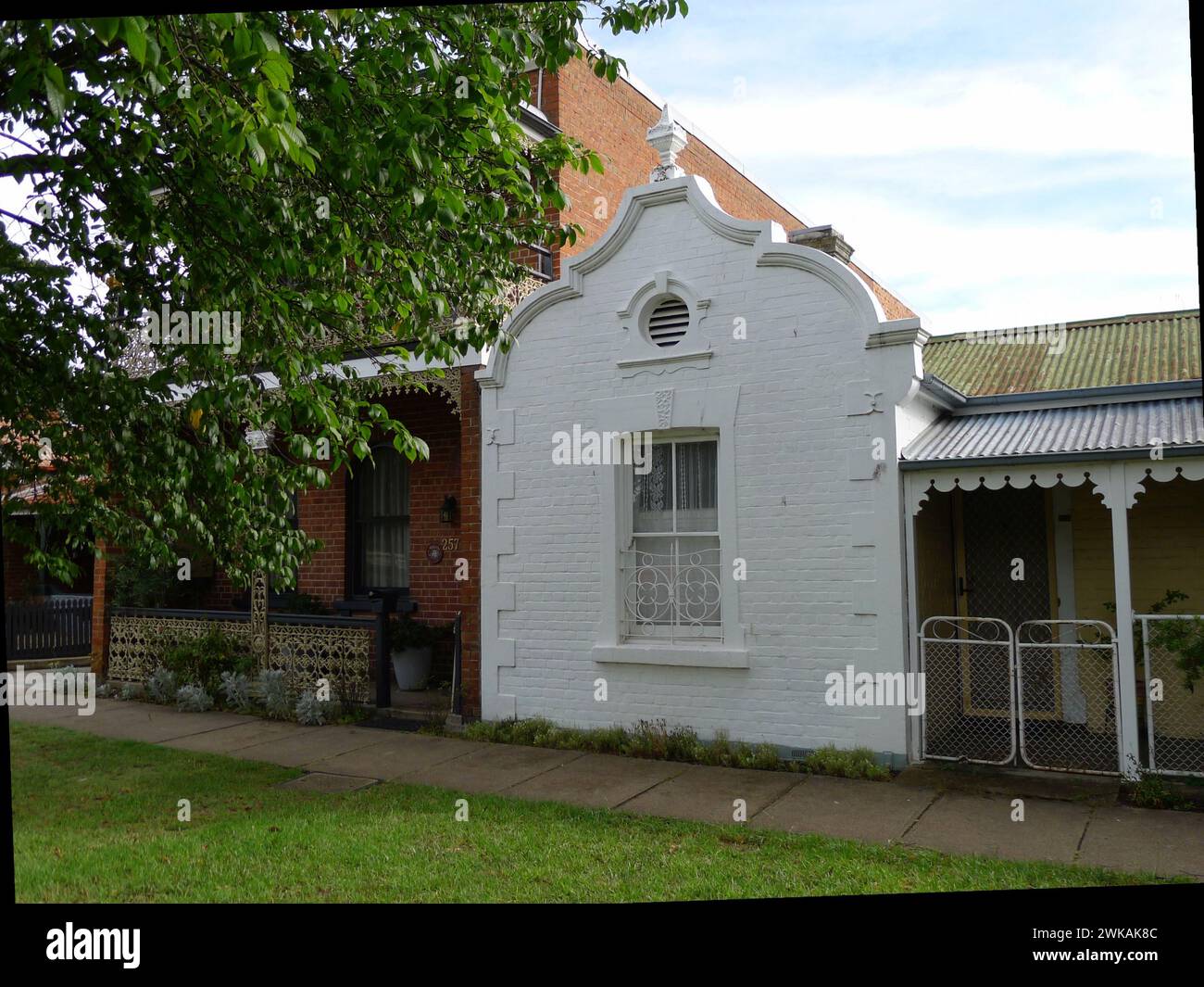 Historisches weißes Arbeiterterrassenhaus mit einzigartigen architektonischen Elementen, Bathurst, NSW, Australien. Stockfoto