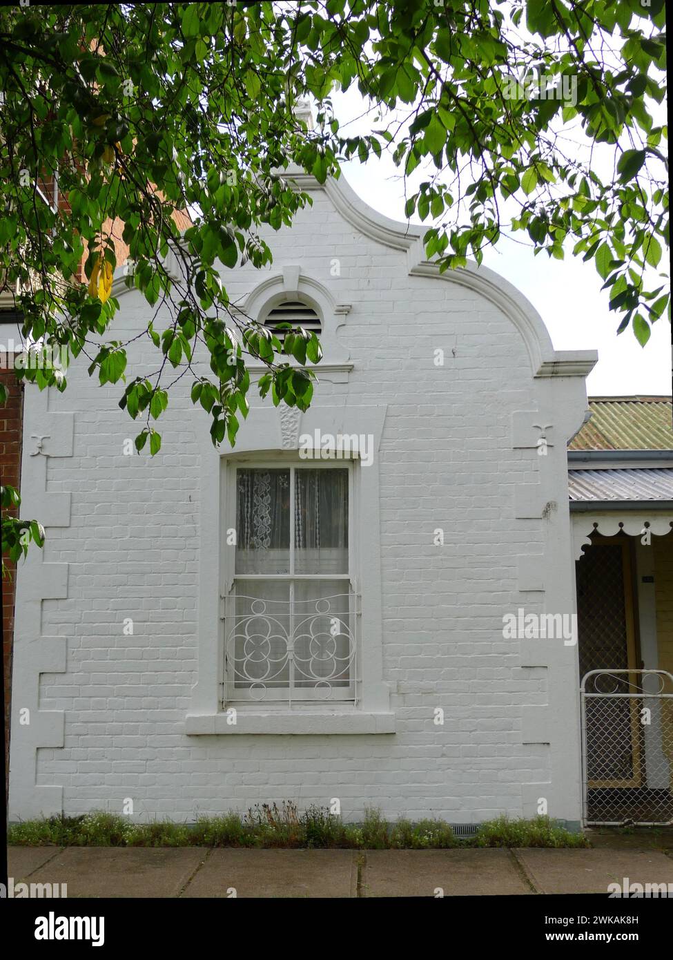 Historisches weißes Arbeiterterrassenhaus mit einzigartigen architektonischen Elementen, Bathurst, NSW, Australien. Stockfoto