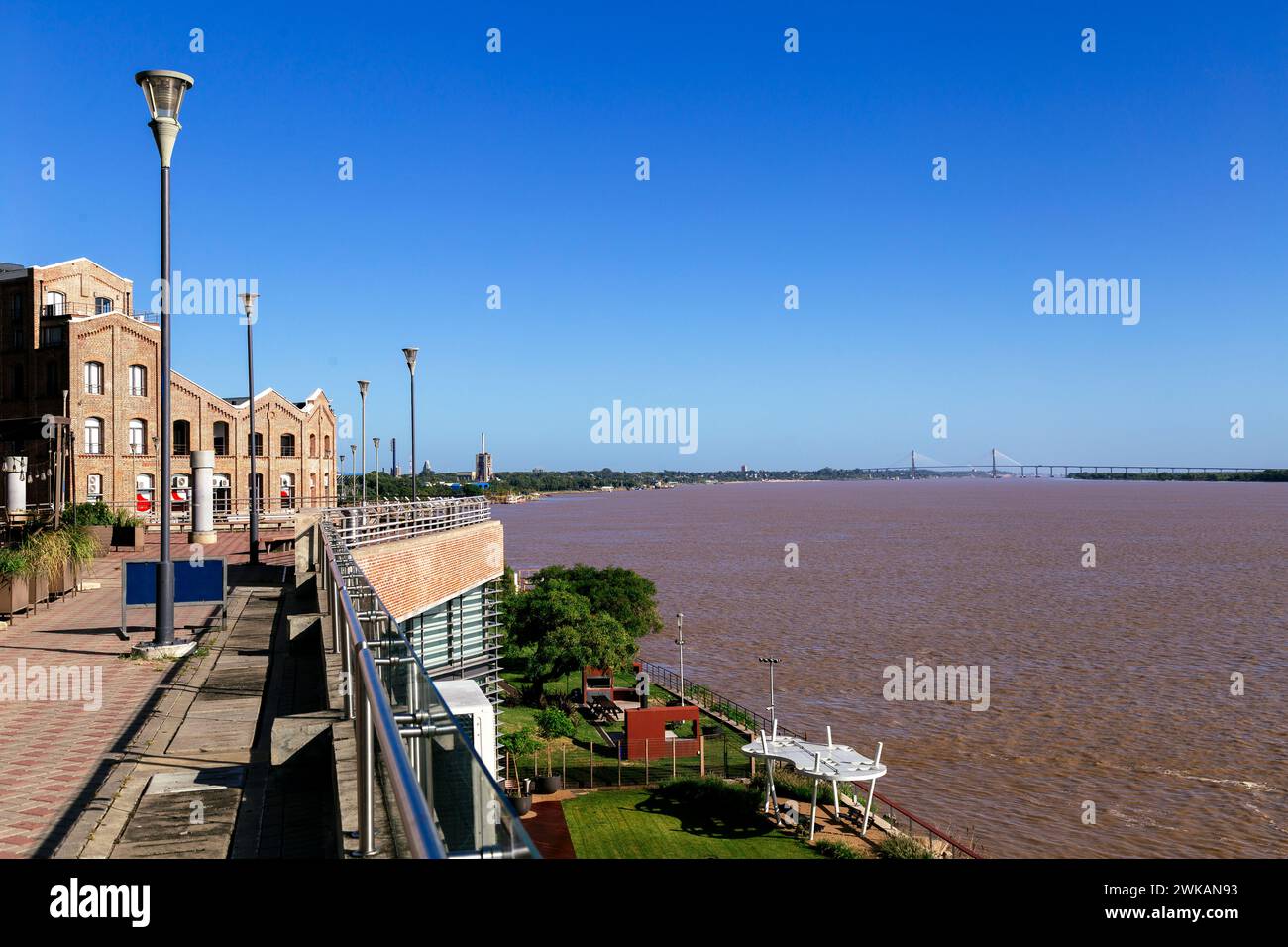 Puerto Norte Viertel. Rosario, Argentinien. Blick auf alte Laderampen im nördlichen Hafen mit modernen Gebäuden, neben der Küste des Flusses Parana. Stockfoto
