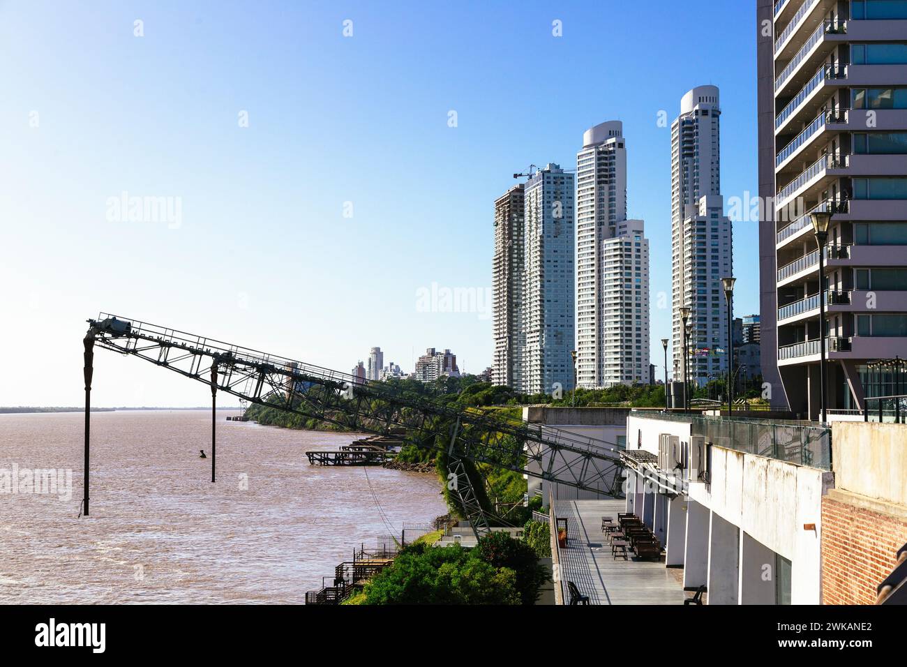 Puerto Norte Viertel. Rosario, Argentinien. Blick auf alte Laderampen im nördlichen Hafen mit modernen Wolkenkratzern, neben der Küste des Parana River. Stockfoto