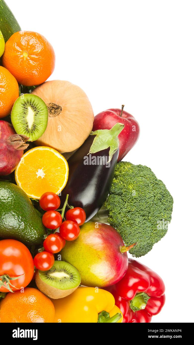 Set aus Gemüse und Früchten auf weißem Hintergrund. Es ist freier Platz für Text vorhanden. Vertikales Foto Stockfoto